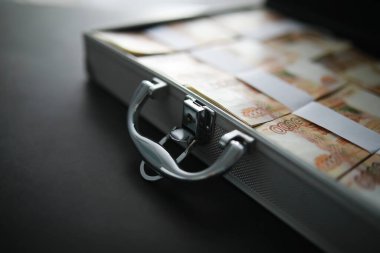 5000 rublelik Rus banknotlarıyla dolu metal bir bavul. Yatırım, rüşvet, yolsuzluk kavramı.