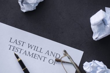 Yasal konsept. Son vasiyeti yazma prosedürü. Vasiyetnameli kağıtlar masada. Son arzunun ve vasiyetinin kaydı..