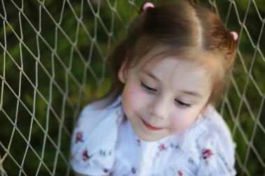 Aile doğada dinleniyor. Temiz havada tatil yapmak için. Hafta sonu çocukları parkta oynuyor..