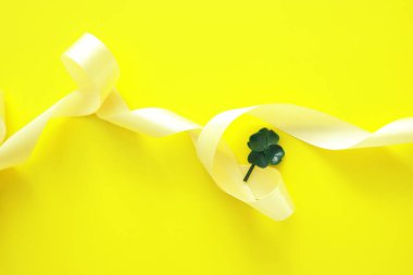 Aziz Patrick Günü geçmişi. Dini Hıristiyan İrlanda kutlaması. Dört yapraklı yonca sembolü ile selamlayın iyi şanslar..