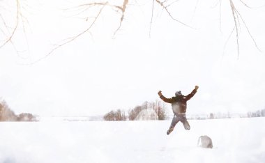 Yürüyüşe çıkmış bir adam. Kış manzarası. Kış yolculuğunda turist.