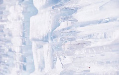 Güneşin altındaki bir bahar gününde eriyen buzun dokusu.