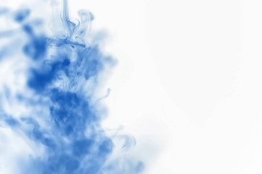 Suyun içinde bir tutam boya. Sudaki boyanın çözülmesi. Su kirliliği. Sanat yaratıcılığı kavramı.