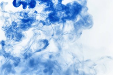 Suyun içinde bir tutam boya. Sudaki boyanın çözülmesi. Su kirliliği. Sanat yaratıcılığı kavramı.