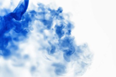 Suyun içinde bir tutam boya. Sudaki boyanın çözülmesi. Su kirliliği. Sanat yaratıcılığı kavramı.