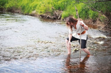 Etnik kıyafetli bir adam İskandinav köylüsüdür.