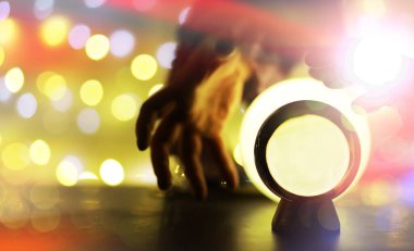 Yerde Bokeh 'le kristal küre var. Renkli ışık saçan cam top, yeni yıl kutlaması konsepti..
