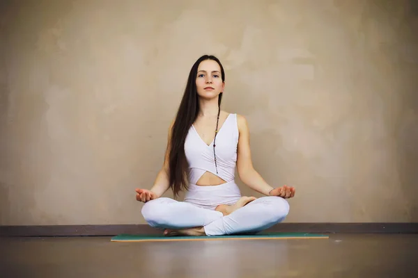 Hermosa Chica Atlética Haciendo Ejercicios Yoga Disfrutar Meditación Casa Sin —  Fotos de Stock