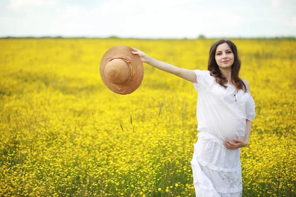 Mujer Embarazada Vestido Campo Flores —  Fotos de Stock