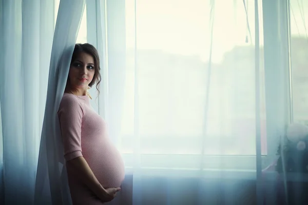 Schöne Schwangere Mädchen Mit Einem Großen Bauch Junge Schwangere Eheleute — Stockfoto