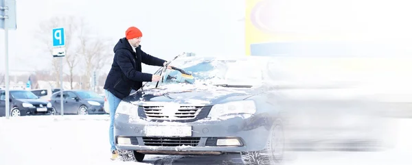 Male Driver Standing Front Car Owner Cleans Car Snow Winter — Stock Photo, Image