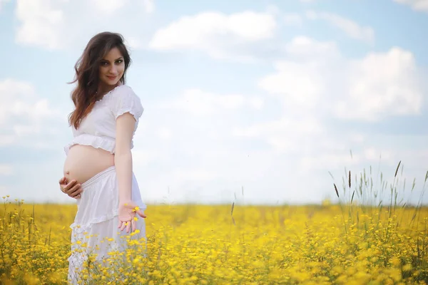 Schwangere Einem Kleid Einem Blumenfeld — Stockfoto