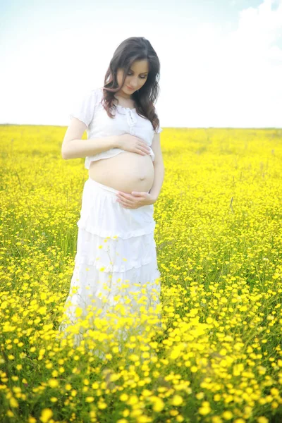 Těhotná Žena Šatech Květinovém Poli — Stock fotografie