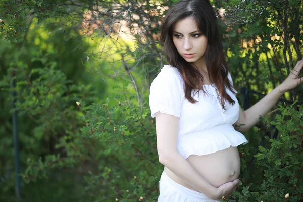 夏の散歩のための性質の妊婦 — ストック写真