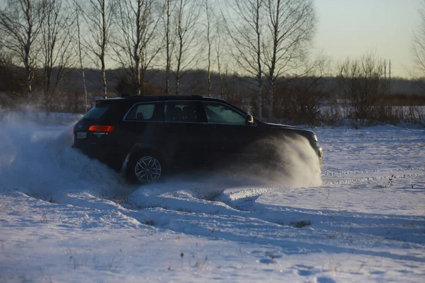 Auto Feldwinter Winterliche Schneeverwehungen Gelände Extremsport Unterhaltung — Stockfoto