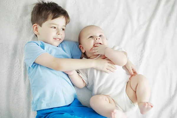 Crianças Deitam Cama Lado Bebé Recém Nascido Irmãzinha Emoções Infantis — Fotografia de Stock