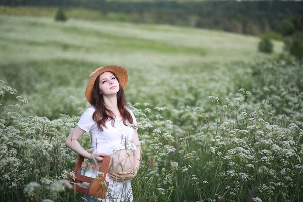 Mujer Embarazada Naturaleza Para Paseo Verano — Foto de Stock