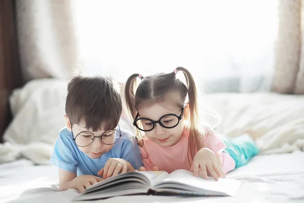 Kinderen Liggen Het Bed Naast Pasgeboren Baby Zusje Emoties Van — Stockfoto