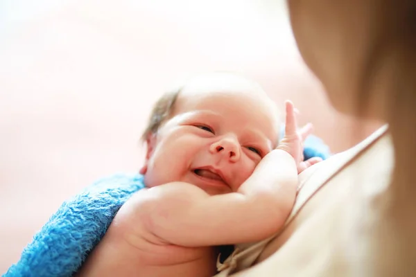 Новонароджене Немовля Лежить Руках Матері Прекрасне Дитя Європейської Зовнішності Спить — стокове фото