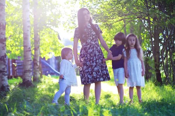 Молода Велика Родина Літній Ранковій Прогулянці Красива Мати Дітьми Грає — стокове фото