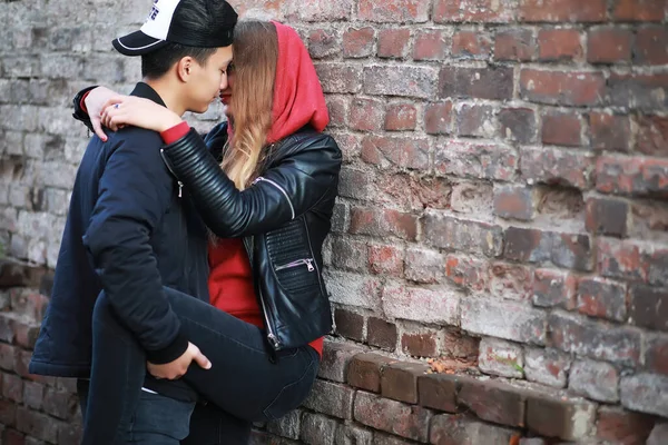 Pareja Cariñosa Caminando Ropa Casual — Foto de Stock