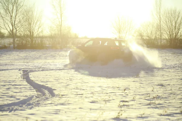 Car Field Winter Road Winter Snow Drifts Extreme Sport Entertainment — Stock Photo, Image