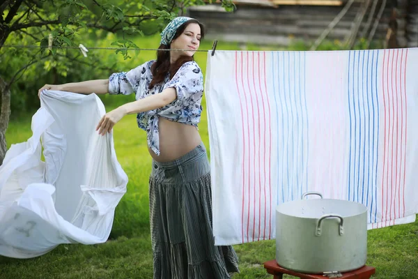Mujer Embarazada Colgando Ropa Lavado Cuerda Para Secar — Foto de Stock