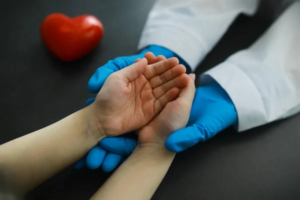 Medizinisches Konzept Der Arzt Handschuhen Hält Die Hand Des Patienten — Stockfoto