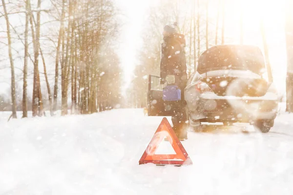 Man Car Winter Road Walk Car Repair — Stock Photo, Image