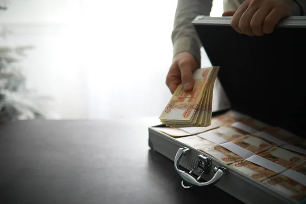Kovový Kufr Naplnil Ruské Bankovky Velikosti 5000 Rublů Investice Úplatky — Stock fotografie