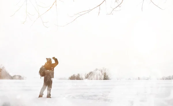 Man Walk Winter Landscape Tourist Winter Journey — Stock Photo, Image