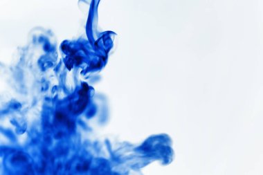 Suyun içinde bir tutam boya. Sudaki boyanın çözülmesi. Su kirliliği. Sanat yaratıcılığı kavramı.