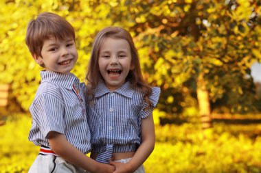 Yazın yürüyüşe çıkan çocuklar. Çocuklar kırsalda şımarır. Kahkaha ve su sıçratma.