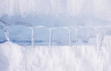 Güneşin altındaki bir bahar gününde eriyen buzun dokusu.