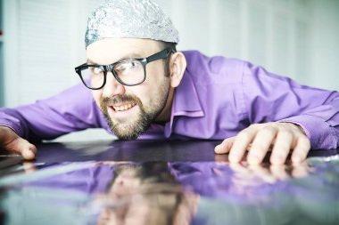 Alüminyum folyo şapkalı komik adam. Sanat fobisi kavramı. Komplo teorisi. Komplo. Delilik..