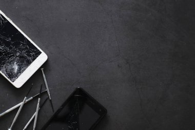 Kırık dokunmatik ekranlı akıllı telefon. Cep telefonu bozuk. Telefon bozuldu. Cep telefonuna kırık cam takmak. Akıllı telefon onarımı.