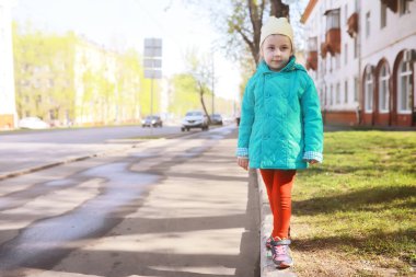 Çocuklarla birlikte yaz parkında yürüyüş yapan bir aile. Sonbahar parkı yaklaşıyor. - Aile. Düş! Mutluluk. 