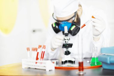 Laboratuvardaki bir bilim adamı viral zatürreenin tedavisi için ilaçları test ediyor. Hastalıklı hastaların Coronovirus kan testi. Dünya salgını.