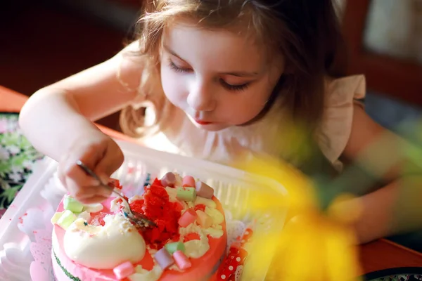 Fiesta Infantil Gorras Celebrando Cumpleaños Con Tarta Globos Casa —  Fotos de Stock
