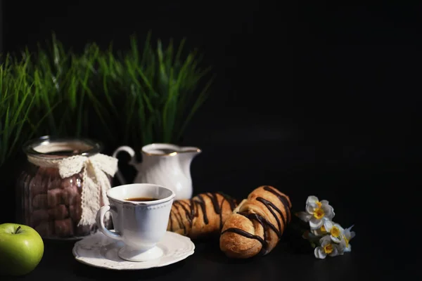 Francuskie Śniadanie Stole Kawa Croissant Czekoladą Karafka Śmietaną Świeże Wypieki — Zdjęcie stockowe