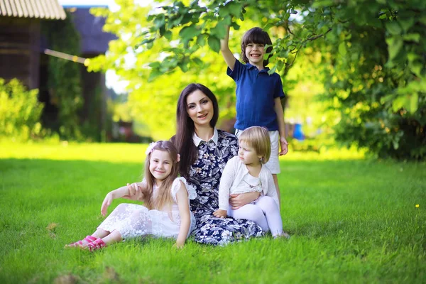 Young Large Family Summer Morning Walk Beautiful Mother Children Playing — Stock Photo, Image