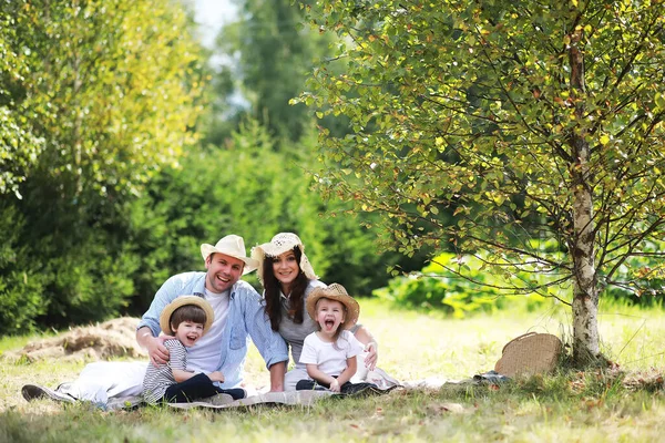 Familia Feliz Con Niños Haciendo Picnic Parque Padres Con Niños —  Fotos de Stock