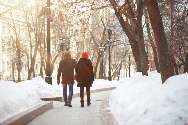 Jovem Casal Caminhando Pela Cidade Inverno — Fotografia de Stock