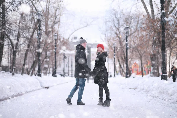 Genç Bir Çift Kış Şehrinde Yürüyor — Stok fotoğraf