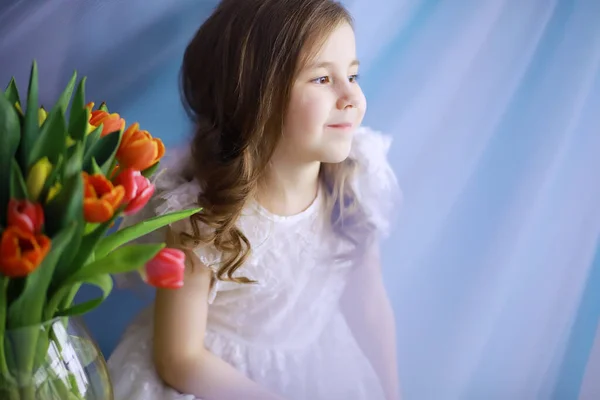 Piękna Dziewczyna Białych Sukienkach Wspaniałym Bukietem Pierwszych Tulipanów Międzynarodowy Dzień — Zdjęcie stockowe