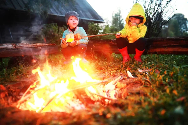 모닥불에 마시멜로를 튀기는 아이들 — 스톡 사진