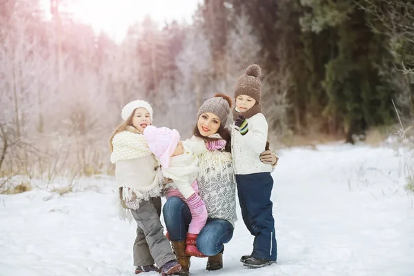Щаслива Сім Грає Сміється Взимку Свіжому Повітрі Снігу Міський Парк — стокове фото