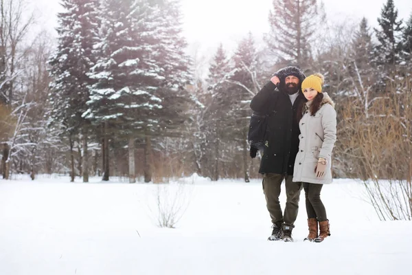 Familia Feliz Jugando Riendo Invierno Aire Libre Nieve Parque Ciudad — Foto de Stock