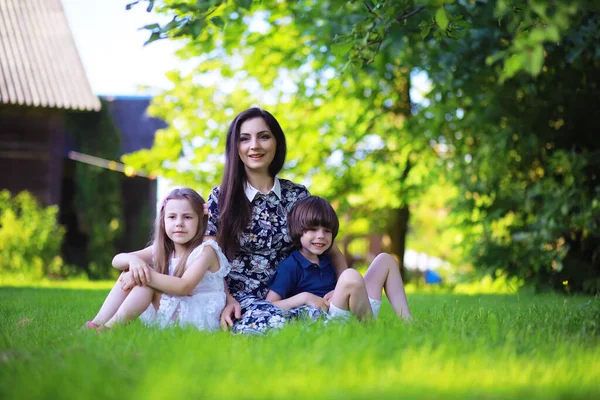 Giovane Famiglia Numerosa Una Passeggiata Estiva Bella Madre Con Bambini — Foto Stock