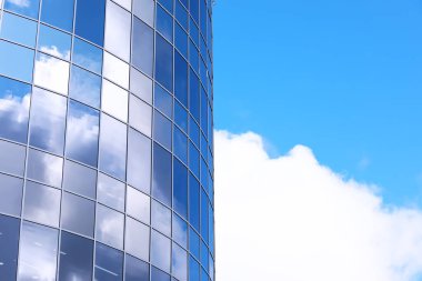 Ön cephenin mimari ayrıntıları diğer binaların ve güneşin birden fazla yansımasıyla birlikte. Modern binanın dış cephesi. Mimari soyut arkaplan